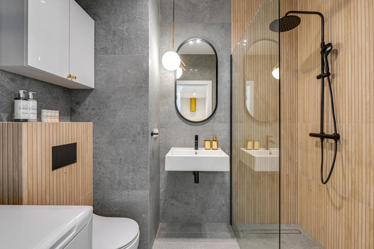 Modern Tower & View By Downtown Apartment *